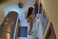 Видео с одесситками, загорающими в солярии, скачивают в Интернете тысячи вуайеристов