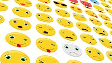 Кто чаще других использует эмодзи в переписке?