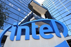 Прибыль Intel упала вдвое