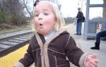 Новый хит Интернета: девочка встречает поезд