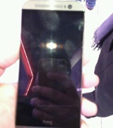 На фото появился золотистый HTC M8