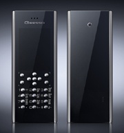 Первый телефон из полированного титана