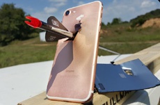 iPhone 7 расстреливают из спортивного лука