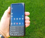 Samsung выпустила накладную клавиатуру в стиле Blackberry для Galaxy S8+