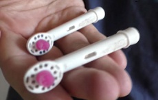 Пранкер заменил беспроводные наушники oт Apple зубной щеткой