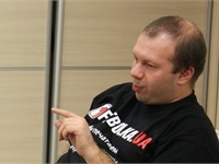 Денис Олейников жжет в фейсбуке