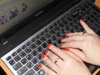 Пытаясь продать платье, молодая женщина лишилась денег