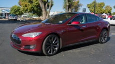 Девушка нашла угнанный автомобиль Tesla через смартфон