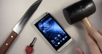 HTC One против ключей, ножа и... молотка