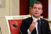 Медведев читает новости в постели с iPad