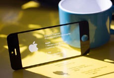 Инженер Apple сделал себе визитки из стеклянных панелей iPhone
