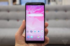 HTC представила безрамочный флагман U11+ и "бюджетный" U11 Life