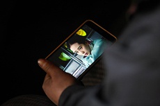 Девушка ослепла после беспрерывной игры на телефоне