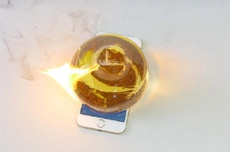 Что будет с iPhone 6s под воздействием расплавленного стекла