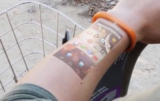 Прототип смарт-браслета, проецирующего экран смартфона на руку