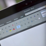 В очередной версии Microsoft Office появится виртуальный помощник и чёрная тема оформления