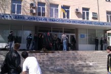 Соцсеть "подорвало" фото, где студенты заносят настоящий "Ланос" в колледж