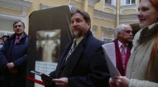 В Петербурге открыли памятник Стиву Джобсу в виде гигантского iPhone 4