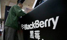 Квартальные продажи смартфонов BlackBerry рухнули вдвое
