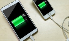 Как подзарядить один телефон от другого
