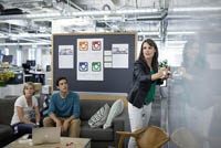 Instagram в течение года начнет размещать рекламу