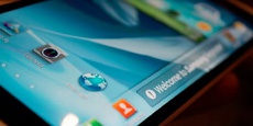 Samsung разрабатывает смартфон с трехсторонним дисплеем
