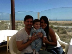 Месси опубликовал своё фото с женой и пятимесячным сыном