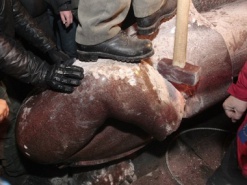 Милиция ищет людей, продававших в интернете куски разрушенного в Киеве памятника Ленину