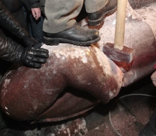 Милиция ищет людей, продававших в интернете куски разрушенного в Киеве памятника Ленину