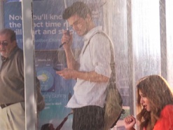 Для рекламы мобильного приложения на остановке людей поливали водой