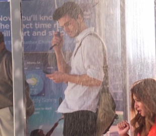 Для рекламы мобильного приложения на остановке людей поливали водой