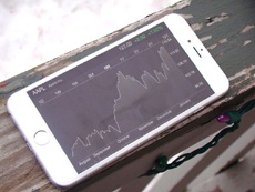 Акции Apple рухнули на фоне слухов о сокращении производства iPhone 6s