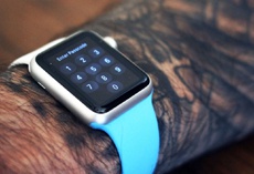 Обладатель татуировок продемонстрировал на видео некорректную работу Apple Watch