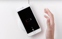 Apple решила заряжать iPhone беспроводным способом – через динамики и микрофоны