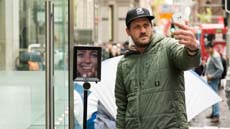 Девушка поставила робота вместо себя в очередь за новым iPhone