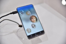 Sharp Corner R: представлен необычный безрамочный смартфон