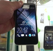 Неизвестный смартфон HTC на фото