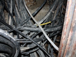 Как решается проблема с наведением порядка в кабельных колодцах