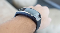 Samsung хочет адаптировать смартфоны для ношения на запястье