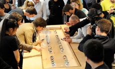 Посетитель Apple Store снял на видео примерку Apple Watch