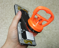 Владелец Galaxy Note 5 снял «скальп» с задней панели своего смартфона