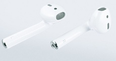 Apple анонсировала новую беспроводную гарнитуру AirPods