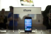 Цены на iPhone упали до минимума за четыре года