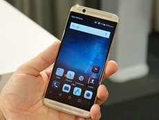 ZTE анонсировала превью-версию Android 7.1.1 для Axon 7 mini
