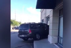 Женщина протаранила магазин из-за отказа заменить iPhone по гарантии