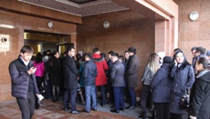 Казахстанских чиновников не пустили на работу со смартфонами