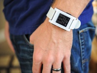 Pebble снизила цены на свои часы, не забыв "уколоть" Apple