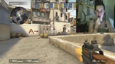 Француженка играет в Counter-Strike: Global Offensive с помощью губной помады