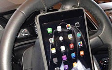 Фотофакт: автомобилист закрепил iPad на руле автомобиля