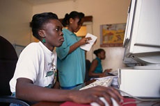 Власти Уганды купили прибор для поиска порно на смартфонах местных жителей